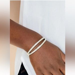 💎NWT💎”A Show Of Fierce” White Hinge Bracelet